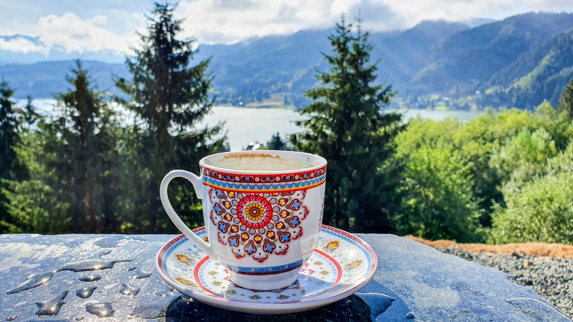Coffee with mountain and lake view in Colibita